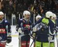 Bild: gb
Nach fünf Niederlagen gab es am Freitag endlich wieder Grund zum Jubeln für die Blue Devils. Die Weidener besiegten Spitzenreiter ECDC Memmingen mit 5:4 nach Verlängerung. Martin Heinisch (links) glänzte als dreifacher Torschütze.
