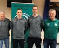 Bild: exb
SV-Vorsitzender Roland Eckert (links) und Sportlicher Leiter Rainer Fachtan (rechts) sind stolz, dass Kevin Grünauer (Zweiter von links) und Marco Kießling auch in der nächsten Spielzeit das Mitterteicher Trikot tragen werden.