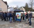 Bild: fz
Auftakt und Start der Dialogtour von Tobias Forster (links neben Plakat) war der Dorfplatz. Kerstin Kiener (links daneben) hatte hier schon Einiges aus Richtung Schule für den Bürgermeisterkandidaten.
