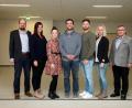 Bild: Stiftland-Gymnasium/exb
Eingerahmt vom Personalratsvorsitzenden Tobias Lang und Schulleiter Albert Bauer sind dies von links nach rechts: Die Studienreferendarinnen Madlena Aigner (Deutsch, Geschichte, Sozialkunde) und Laura Krämer (Biologie, Chemie), die Studienreferendare Jan Tisowsky (katholische Religion, Sport) und Berthold Poschenrieder (Deutsch, Sport) sowie Studienrätin Rebecca Bayer (Mathematik, Wirtschaft/Recht).