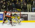 Bild: Michael Lindemann
Ambergs Torwart Carsten Metz (rechts) behielt bei einem Penalty des Buchloer Topscorers Alexander Krafczyk (links) die Nerven und lenkte den Schuss an den Pfosten.