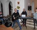 Bild: fks
Mit rockigen Klängen statt klassischer Kirchenorgelmusik begleitete die evangelische Jugendband den Jugendgottesdienst. Auch Pfarrer Christoph Zeh (Zweiter von links) spielt aktiv mit.