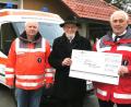 Bild: Hirsch
Pfarrer Richard Salzl (Mitte) überreichte einen Scheck über 1000 Euro an BRK-Bereitschaftsleiter Johann Dirrigl (rechts) und den technischen Leiter Emil Mattausch (links).
