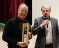 Bild: bph
Mit einem kleinen Präsent dankte der Vorsitzende des Männervereins, Walter Elberskirch (rechts), dem Referenten Alexander Dewes (links.