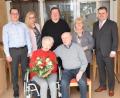 Bild: fz
Bürgermeister Karlheinz Budnik (stehend von rechts), Angela Erfurt, Pfarrer Hubert Bartel, Tochter Martina und Ralf Selch gratulierenden Margareta und Gerhard Langner zur Diamantenen Hochzeit