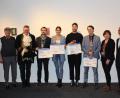 Bild: Dagmar Williamson
Zeitgenössisch, politisch, naturbehaftet über Liebe und Narzissmus. Die Gewinner des Kunstpreises, so unterschiedlich ihre Werke auch sein mögen, fördern und fordern unsere Gesellschaft. Bürgermeister Martin Preuß, Stadtoberhaupt Michael Cerny, Sebastian Dorn, Lilly Peithner, Lucas Cabarth, Hauptpreisträger Christian Kölbl, Sparda-Bank-Filialleiterin Sabine Seberak und Vorstandsvorsitzender Michael Gruber (von links).