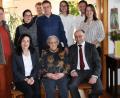 Bild: prh
Zum 100. Geburtstag gratulierten Franziska Hausner (sitzend Mitte) nicht nur die Familie von Sohn Gerhard (dahinter stehend), sondern auch Stellvertretender Landrat Albert Nickl (sitzend rechts) sowie Bürgermeisterin Tanja Schiffmann (sitzend rechts) und ihr Stellvertreter Georg Burkhard.