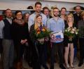 Bild: Kunz
Vertreter der zwölf ausrichtenden Geschäfte gratulieren den Gewinnern bei den 19. Weidener Hochzeitswochen, in der Mitte das Siegerpaar: Stefanie König und Stefan Heisig.