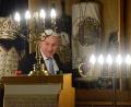 Bild: Kunz
Gemeindevorsitzender Leonid Shaulov gewehrt den Weidener Genossen einen Blick auf die drei Thorarollen im Gebetsraum der Synagoge.