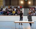 Bild: Mittelschule Mitterteich/exb
Die Darsteller Ole Bosse und Jessica Schilling (stehend) vom UE Theater Regensburg spielten an der Mittelschule Mitterteich das Stück „Ich bin doch kein Nazi“. Die Schüler waren aktiv in das Theater eingebunden.