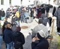 Bild: Andreas Royer
An die schrecklichen Ereignisse von Hanau erinnerte der Verein Punk e.V. bei einer Kundgebung vor dem Rathaus. Die Verlesung ihrer Namen rückte die Opfer in den Mittelpunkt.