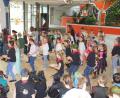 Bild: mmj
Auf dem Parkett in der Aula der Schule mischten sich auch die Kinder und Lehrerinnen unter die Mädchen der Kindertanzgruppe.