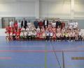 Bild: khg
Die vier Mädchen-Mannschaften nach der Hallen-Fußball-Landkreismeisterschaft der Grundschulen von links: 1. Poppenricht, 2. Vilseck, 3. Auerbach und 4. Neukirchen mit (hinten, von links): Rektorin Janina Schmidt, Susanne Engelhardt, Bürgermeister Hans-Martin Schertl, Mädchentrainerin Stefanie Specht (Vilseck), Klaus-Dieter Seibold, Hans Grimm, Josef Göttlinger, Lehrerin Maria Danninger (Auerbach), Helmut Lippert, Michael Gradl (Ehrenvorsitzender des 1. FC Schlicht), Lehrerin Anthea Wagner (Neukirchen) und Karl Heinz Grollmisch.