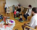 Bild: fks
Ein bunter Altar und natürlich eine brennende Osterkerze - der Kindergottesdienst findet in gemütlicher Atmosphäre im evangelischen Gemeindehaus statt.