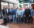 Bild: wmi
VdK-Kreisgeschäftsführerin Sarah Klos (links), Kreisvorsitzender Josef Rewitzer und Ehrenmitglied Josef Geigenmüller (von rechts) danken dem Vorstand um den wiedergewählten Vorsitzenden Harald Schlöger (Zweiter von links) für seine engagierte Arbeit für den Sozialverband und wünschen den Verantwortlichen weiterhin viel Erfolg. Die Geschicke des Ortsverbandes Schlammersdorf/Vorbach führen in den nächsten vier Jahren: (Dritte bis Neunter von links) Mathilde Will, Hans Meiler, Martin Melchner, Andreas Wiesnet, Georg Walberer, Manfred Melchner und Michael Wiesnet.