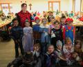 Bild: gru
Die Vorschulkinder in ihren Faschingskostümen vor der Seniorengemeinde.