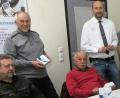 Bild: Hirsch
Kundenbetreuer Christian Demleitner und seine Mitarbeiter stellen den Seminarteilnehmern Smart-Home-Geräte vor und erklären ihnen die Möglichkeiten der Vernetzung. Zu den interessierten Zuhörern gehört auch Erich Gruber aus Dürnsricht-Fensterbach (stehend, links).