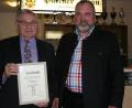 Bild: gpa
Reinhold Gietl (rechts), soeben zum neuen Vorsitzenden des Imkervereins gewählt, übergibt Anton Schönberger die Ernennungsurkunde zum Ehrenvorsitzenden.