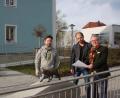 Bild: wro
Bürgermeister Toni Dutz (rechts) will die Aussagen der Freien Wähler nicht unkommentiert im Raum stehen lassen. Gemeinsam mit Michael Dutz und Nik Landstorfer (von links) äusserte er sich am Kindergarten Sankt Elisabeth dazu ausführlich.