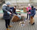 Bild: Caro Neuser/exb
Im Gregor-Mendel-Gymnasium sorgen Fünft- und Sechstklässler für ein sauberes Schulgelände.