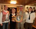Bild: ksi
Sportleiter Werner Irlbeck (links) und Schützenmeister Edi Biersack (rechts) gratulierten dem Prinzenpaar Horst und Edith Mösbauer.
