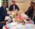 Bild: exb
Die Kohlendioxidbepreisung bereitet den Vertretern der Porzellanindustrie Sorgen. Deutlich machten das Philipp Pickelmann (links, BVKI), Rainer Schwarzmeier (Zweiter von links, BHS Tabletop), Thomas Sparrer (Zweiter von rechts, Seltmann) und Christoph René Holler (rechts, BVKI) Im Gespräch mit dem Bundestagsabgeordneten Uli Grötsch (Mitte).