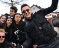 Bild: ens
Das extra angerückte Sondereinsatzkommando findet die After-Zug-Party auf jeden Fall Spitze.