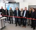 Bild: usc
Oberstudiendirektor Karl Bösl (vorn, links mit der Schere) und Oberbürgermeister Michael Cerny (rechts) nahmen den neuen Chemie-Saal des Erasmus-Gymnasiums offiziell in Betrieb, in dem sie im Beisein von Architekt Erhard Retzer (Dritter von links) ein rotes Band durchschneiden.