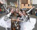 Bild: Gabi Schönberger
Die Haare fliegen, die Wagen wackeln. Von dem stürmischen Wetter lassen sich die Besucher beim Neustädter Faschingszug nicht abhalten. 100 Gruppen unterhalten die Massen.