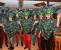 Bild: dob
Perfekt für den Maskenball verbargen sich die Vorstandsfrauen des Frauenbunds hinter den schillernden Gefiedermasken in edlen Blau-, Grün und Brauntönen und stolzierten durch die Gastwirtschaft. Ihre wahre Identität gaben sie nicht so leicht preis.