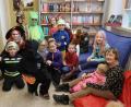 Bild: bsc
Büchereileiterin Monika Seidel (vorne rechts) und Dritte Bürgermeisterin Lisa Rauh (hinten im Froschkostüm) erfreuten mit einem besonderen Faschingstag in der Bücherei die Kinder.