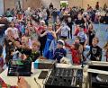 Bild: zer
Drei Stunden dauerte die Faschingsgaudi mit dem FC Luhe-Markt. DJ Rastelus heizte den Jüngsten kräftig ein, die sich bei den Polonaisen nicht lange bitten ließen.
