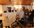 Bild: gru
Die Vertreter der Kirchengemeinden Freihung mit Bürgermeister Norbert Bücherl (links), am Fahrradlenker Vertrauensmann Rudi Gruber und Pfarrer Hans-Peter Pauckstadt-Künkler bei der Übergabe der „Insignien“, des Fahrrads und zweier Fahnen, für die Simultankirche des Jahres 2020 in Edelsfeld.