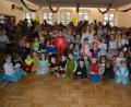 Bild: jr
Volles Haus am Sonntagnachmittag im Pfarr- und Jugendheim Leonberg. Nach mehrjähriger Pause hatte die Krabbelgruppe wieder zu einem Kinderfasching eingeladen. Belohnt wurde die Gruppe mit einer Vielzahl von kostümierten Kindern mit Eltern, die den Kinderfasching in ein Tollhaus verwandelten. Klar, dass sich Krabbelgruppen-Leiterin Monika Bauer (2. von rechts) mächtig über den Besuch der Neuauflage freute.