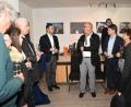 Bild: hcz
Wilfried Forster (Mitte) zeigt beeindruckende Bilder vom Karneval in Venedig im Wahlkreisbüro von Christoph Skutella.