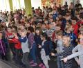 Bild: rgr
Nach knapp 35 Jahren an der Grafenwöhrer Grund- und Mittelschule verabschiedet sich Schulsekretärin Brigitte Hörl von ihren Kollegen und Schülern. Für diesen Anlass haben die Jungen und Mädchen einen Tanz einstudiert.