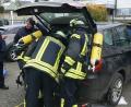 Bild: dob
Im Heckraum des BMW X 3 schmoren die Kabel. Davon geht der Brand aus, der aber schnell unter Kontrolle gebracht ist. Die Feuerwehrkräfte trennen umgehend die Stromversorgung ab.