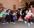 Bild: bsc
Der Kinderfasching der Kolpingsfamilie Friedenfels hat auch nach Jahrzehnten nichts von seiner Beliebtheit verloren. Über 100 Besucher vergnügten sich in diesem Jahr im Hartung-Saal. Mädchen und Buben schlüpften teilweise in phantasievolle Faschingskostüme.