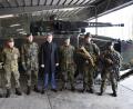 Bild: Alexander Pausch
Zum Abschluss seines Besuchs in der Grenzland-Kaserne stellt sich der Parlamentarische Staatssekretär im Verteidigungsministerium, Thomas Silberhorn (CSU, Mitte), mit Panzergrenadieren zum Gruppenfoto auf.