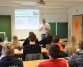 Bild: Fachoberschule Marktredwitz/exb
Tobias Wolf von der AOK bereitete die Schüler der Ausbildungsrichtung Wirtschaft und Verwaltung auf Einstellungsfragen vor.
