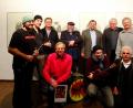 Bild: müb
Zweiter Bürgermeister Günter Koller (hinten, Dritter von rechts) mischt sich bei der Vernissage in der Galerie der Gruppe 81 unter die Reihen der Bettlerbigband.