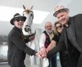 Bild: Gabi Schönberger
Den Verkauf des „Detag-Schimmels“ (gespielt von Hans Wittmann und Rainer Vater) besiegeln (von links) Mafioso Jürgen Laubert, Schatzmeister Gerhard Völkl, Beate Merkel und „Käufer“ Stefan Zaruba, Deskleiter Weiden/Neustadt von Oberpfalz-Medien.