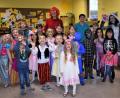 Bild: rgr
Die Nachwuchsmusiker des Musikvereins "Klingenden Töne" feiern in bunten Kostümen Fasching.