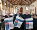 Bild: Wolfgang Steinbacher
Ein Gruppenbild in den Grenzen des Großen Rathaussaals. Im Bild von links: Kulturreferent Fabian Kern, Oberbürgermeister Michael Cerny, Professor Rudolf Freiburg und Kulturfachkraft Barbara Cosima Frey.
