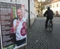 Bild: Gabi Schönberger
Auch wenn OB-Kandidat Jens Meyer die Passanten anlächelt. "Das ist kein Wahlplakat, sondern ein Plakat mit Hinweis auf Informationsveranstaltungen und somit schon vor der 6-Wochen-Frist erlaubt", erklärt Stadtverbandschefin Sabine Zeidler.