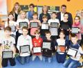 Bild: no
bei der Präsentation der i-pads im Rahmen einer Unterrichtsstunde (hintere Reihe von links): Lehrerin Theresia Grohmann, Rektorin Gabi Pirner, Schulverbandsvorsitzende Brigitte Bachmann, 1.Bürgermeister Dieter Dehling und die stellvertretende Schulleiterin Morin Stauber
