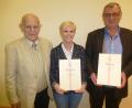 Bild: bk
Sie halten der KAB Freihung seit 25 Jahren die Treue: Eveline und Georg Fritsche, denen KAB-Chef Manfred Fritsche (links) gratuliert.