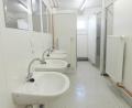 Symbolbild: Jörg Carstensen/dpa
Auf einer Damentoilette an der Raststätte Waldnaabtal-Ost (Symbolbild) hat ein Lkw-Fahrer laut Polizei eine Frau in ihrer Kabine fotografiert. Der Mann konnte gefasst werden.