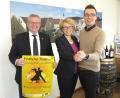 Bild: Hirsch
Oberbürgermeister Andreas Feller, Kulturamtsleiterin Susanne Lehnfeld und der Leiter des Tourismusbüros, Johannes Lohrer (von links), werben für den Stadtball am 25. April in der Oberpfalzhalle.