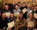 Bild: le
Den Sieg beim 25. Hermann-Gollwitzer-Gedächtnis-Turnier am Rosenmontag holt sich das Team der RVSG Altenstadt, die damit den von Harald Gollwitzer gestifteten Wanderpokal gewannen. Fred Lehner (rechts) verabschiedet sich als Schirmherr.
